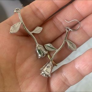 Rose stem earrings. Silver plated 🥀